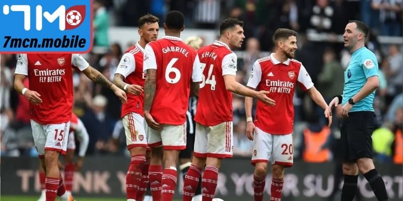 Arsenal tận dụng triệt để cơ hội khi Man City sảy chân