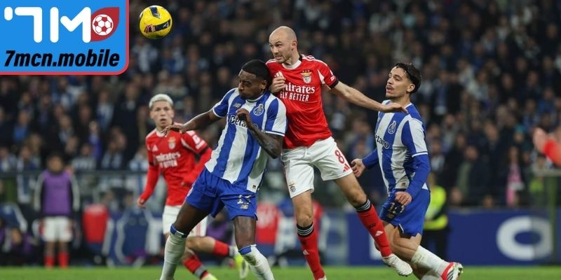 Hàng loạt sự cố khiến trận derby trở nên hỗn loạn