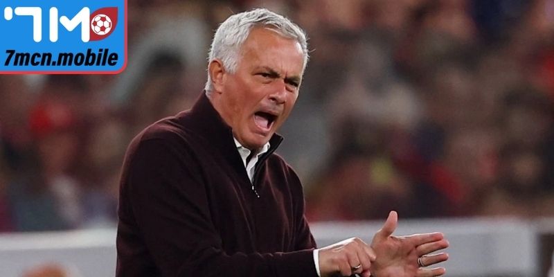 Mourinho nổi nóng với trợ lý Porto và nhận thẻ đỏ